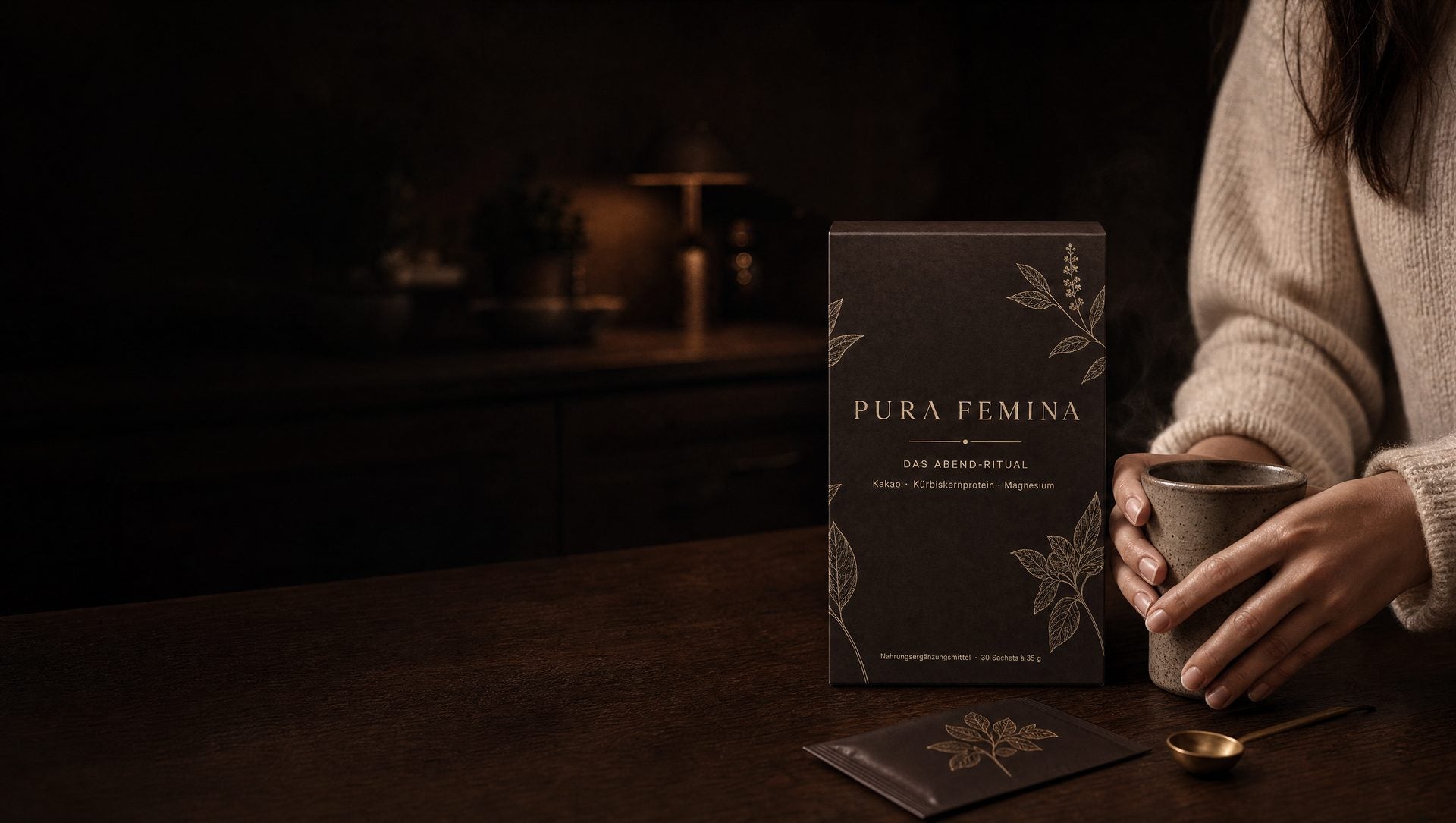 Abendküche in der Dämmerung mit Tasse und Pura Femina Box